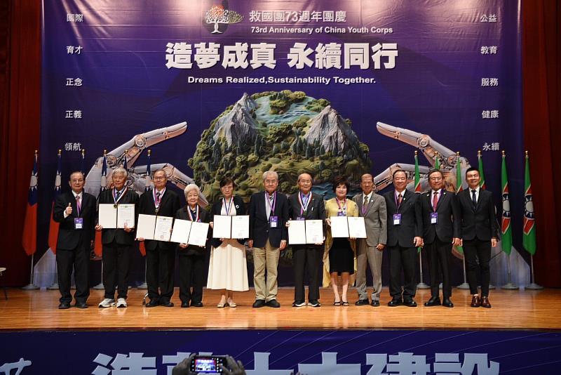 救國團73週年團慶大會，幼獅特殊貢獻獎得主與楊朝祥召集人、葛永光主任合影