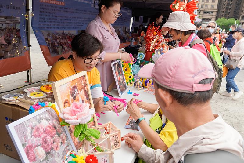 新北據點成果展展出手工藝，感受長輩創作能量