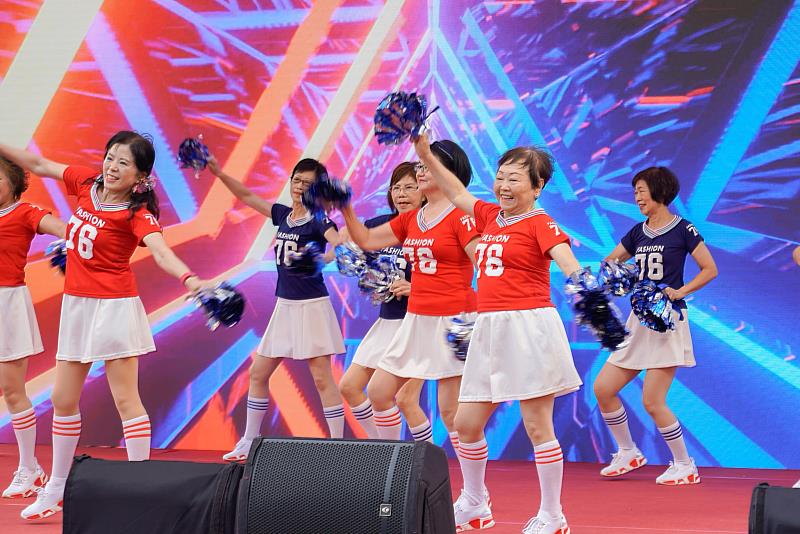 跟上啦啦隊應援風潮，新北據點長輩一身亮眼造型、手拿彩球，帶來熱力滿點的舞蹈演出