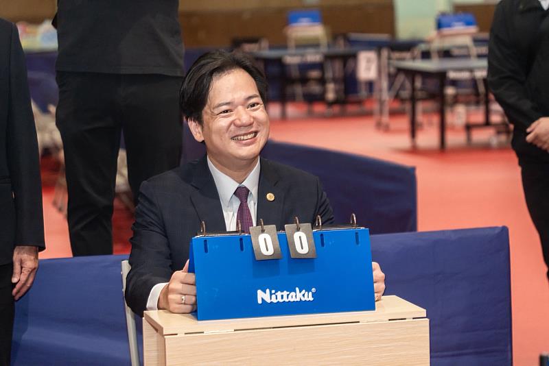 代理市長邱臣遠在開球賽中擔任副審。