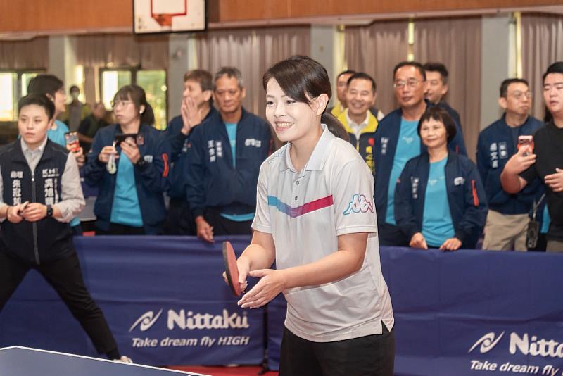 市長高虹安身著運動衫開球。