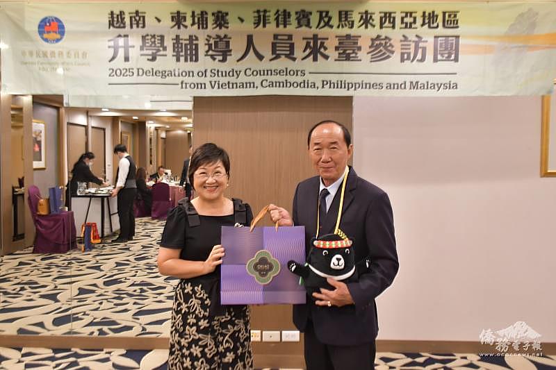僑務委員會委員長徐佳青致贈福沙阿熊及禮品，由團長黃至菊代表受贈