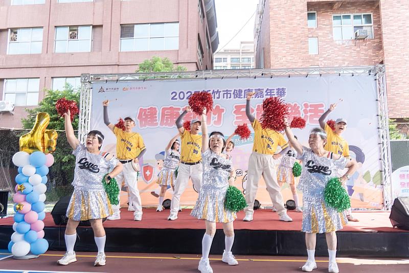 社區長輩們以精采有活力的舞蹈揭開活動序幕。