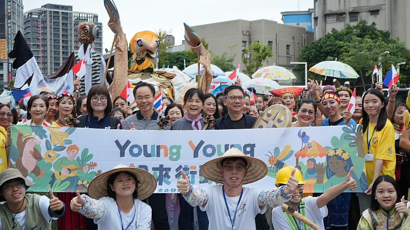 由新北文化大使策畫的「Young Young都來街頭玩」文化推廣活動，今（1）日於府中後站廣場登場，活動包含踩街遊行、市集及舞台演出。