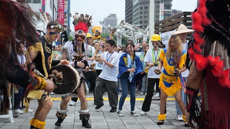 創意踩街遊行以「文化永續」為主題響應世界生態學日。
