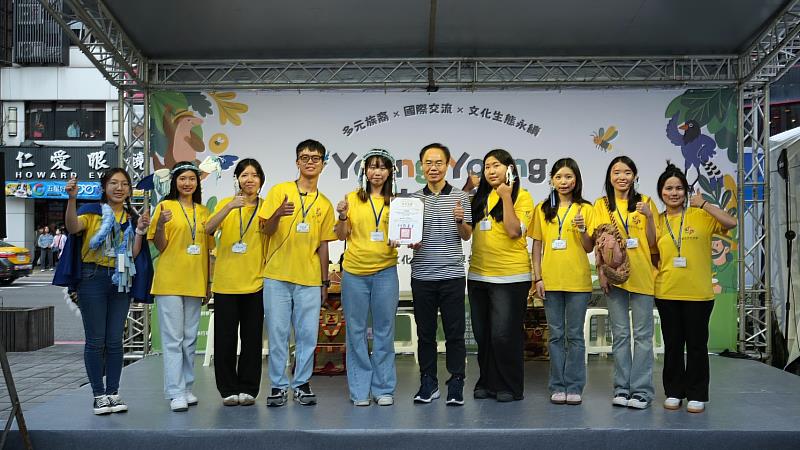 新北市文化局王錦華主任秘書（左6）表示，「新北文化大使」以創意視角參與城市文化推廣，今年度共有25位學員通過培訓，由洪苡甯（左5）代表授證。