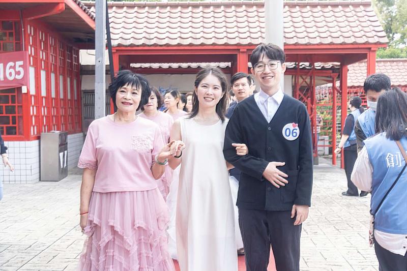 今年有20對新人參加聯合婚禮，場面溫馨。
