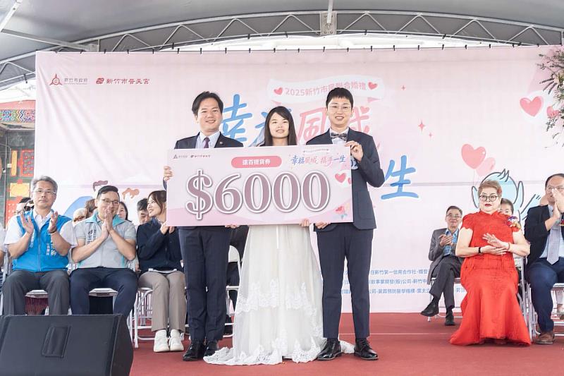 代理市長邱臣遠代表市府致贈6,000元禮券給新人。