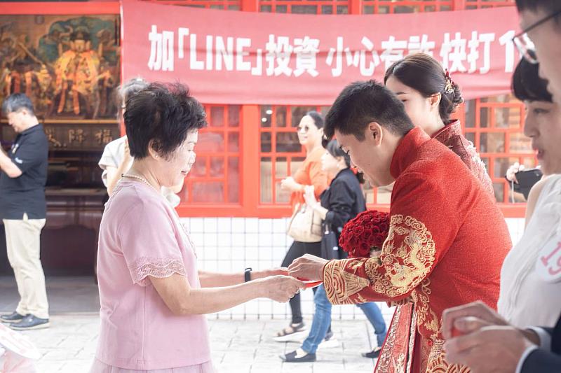 好命婆送上棗子，祝福新人早生貴子。
