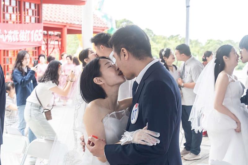 新人們合吃棗子，畫面甜蜜幸福。