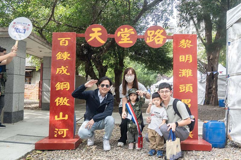 代理市長邱臣遠與攤位、表演團隊及民眾互動。