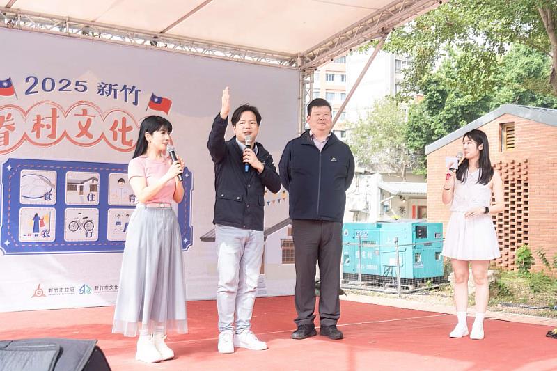 代理市長邱臣遠與文化局長王翔郁及今日來賓陳艾湄一同互動。