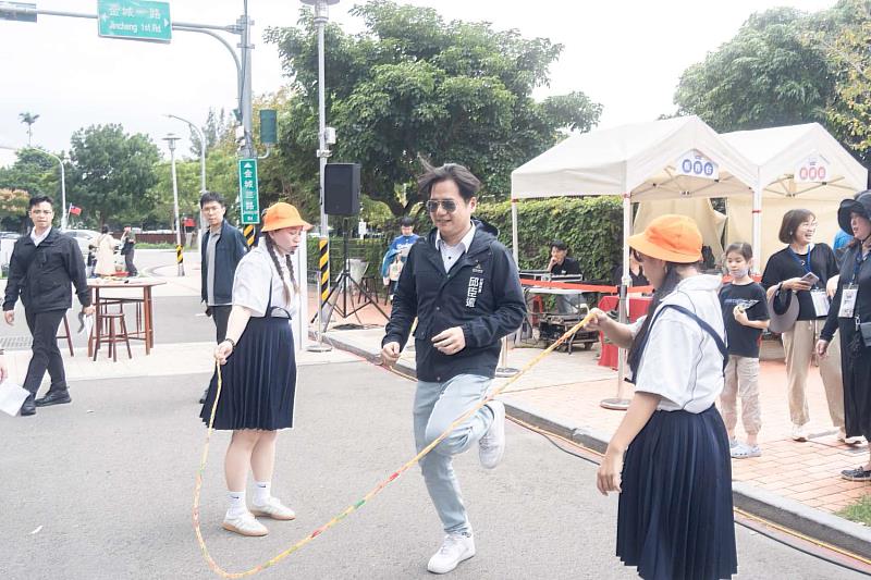 代理市長邱臣遠與攤位、表演團隊及民眾互動。
