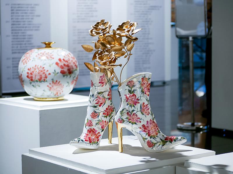 「幻花」展場繽紛多變,從陶瓷立體造型到平面繪畫交錯成詩,展現陶藝與色彩的夢幻對話。