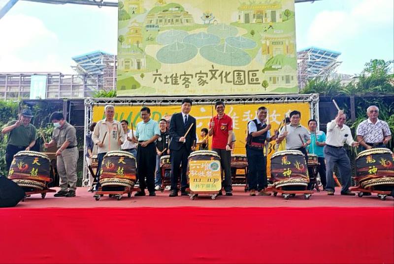 千人共下打粢粑六堆秋收祭開幕式（左起為王新財委員、宋廷棟委員、李明宗處長、宋貴龍主任秘書、邱星崴副主委、何金樑主任、簡明雄副主任、陳銘樹副總經理、劉仕彩委員、李寬治委員）