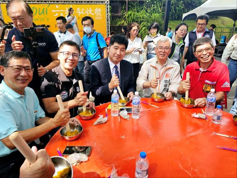 千人共下打粢粑六堆秋收祭開幕式，長官貴賓打粢粑（左起為宋貴龍主秘、梁正翰鄉長、邱星崴副主委、李明宗處長、何金樑主任）
