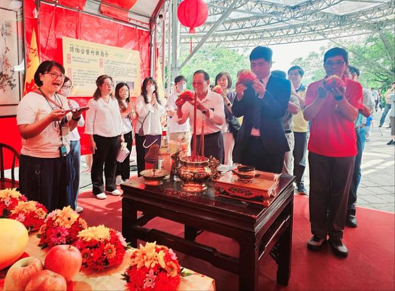 千人共下打粢粑六堆秋收祭開幕式，由邱星崴副主委帶領貴賓向竹田忠義祠六堆忠義亭忠勇公王及以傳統竹牌重現奉請12鄉區伯公代表至六堆園區賜福民眾