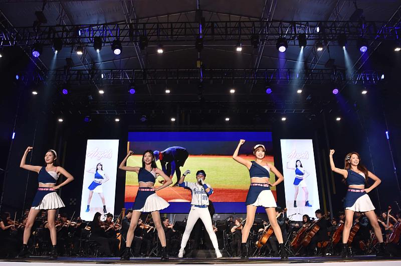 「2025台灣大哥大日月潭花火音樂會」，Fubon Angels南珉貞、禾羽、潔米、沁沁與團長Travis崔維斯搭配「32撞」舞蹈，帶來《Go Stronger》等應援歌曲。