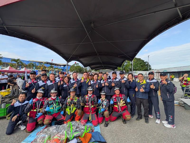 新北市車禍救援隊完成高強度任務項目後合影留念。