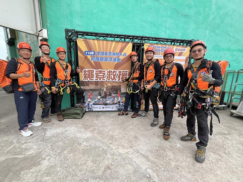 新北市繩索救援隊整裝待發，專業裝備到位，展現高度協調與垂降救援實力。