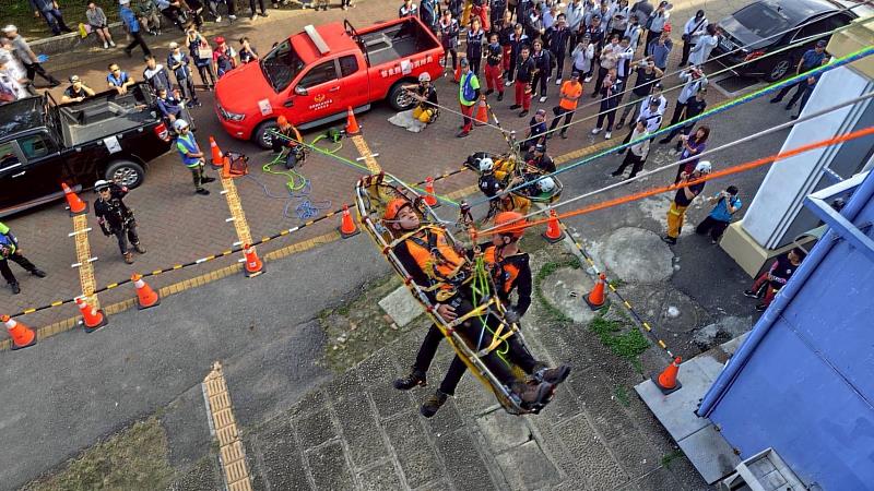 新北市繩索救援隊進行高空吊掛患者移轉操作，技術純熟團隊配合精準。
