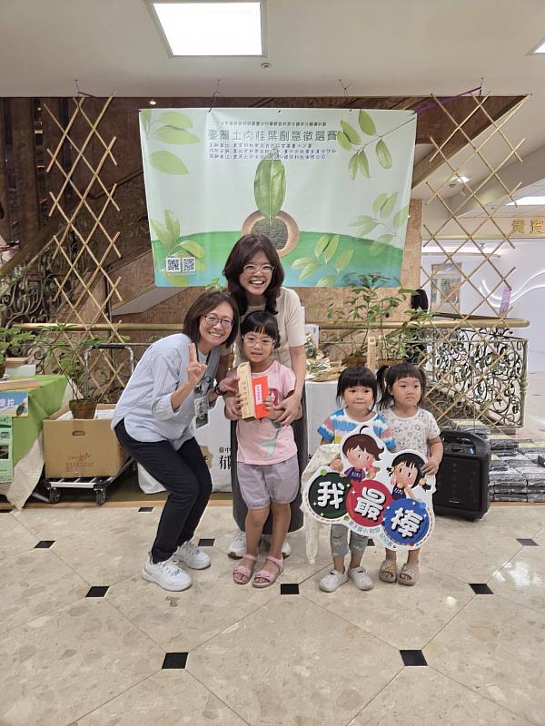 潭子國小附設幼兒園發揮創意以土肉桂甜甜聖誕花圈，榮獲第二名