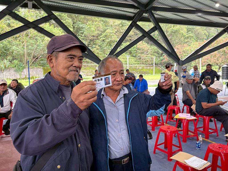 部落獵人開心領獲狩獵證