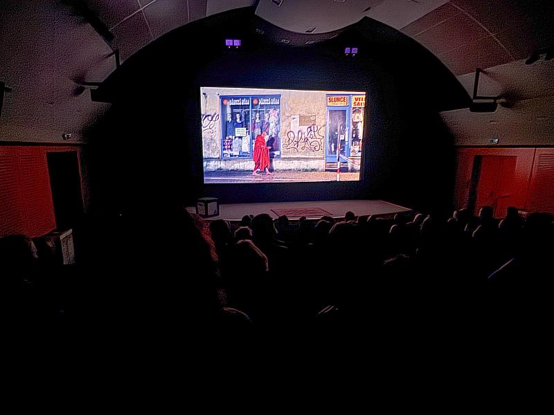 導演蔡明亮與FAMU學生劇組共同拍攝的新作〈夜行〉於伊赫拉瓦影展壓軸登場，演員李康生身披長袍，緩步行走於伊赫拉瓦的深夜街頭，展現蔡明亮作品特有的靜謐詩意與時間冥想氛圍。（駐捷克文化組提供）