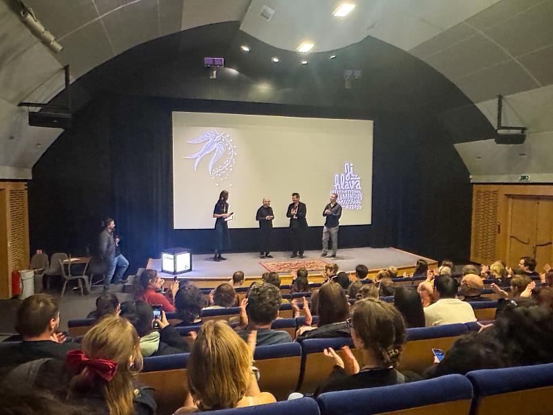 導演蔡明亮(左2)《行者》系列新作〈夜行〉於伊赫拉瓦國際紀錄片影展舉行世界首映,影展總監Marek_Hovorka(右2)親自上台介紹,現場座無虛席、掌聲熱烈。(駐捷克文化組提供)
