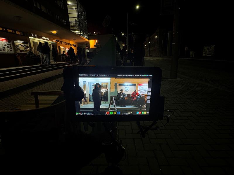 導演蔡明亮率FAMU學生劇組拍攝行者新作〈夜行〉，捷克標誌啤酒文化也被導演捕捉，展現地方特色。（駐捷克文化組提供）