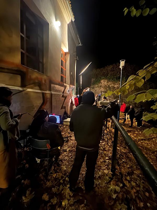 導演蔡明亮率FAMU學生劇組拍攝行者新作〈夜行〉,捕捉演員李康生穿大紅袈裟走在捷克伊赫拉瓦的黑夜裡。(駐捷克文化組提供)
