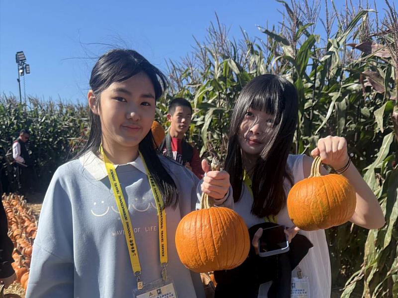 學生體驗季節限定的南瓜田體驗