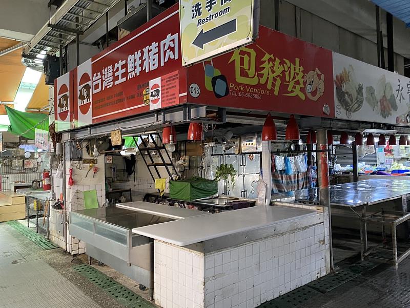非洲豬瘟禁宰期間，生鮮豬肉攤暫停營業 (圖為六甲市場)