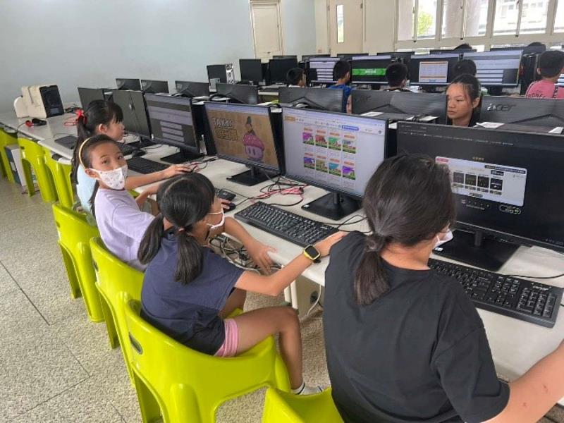 國英數學扶—成長有我—挑戰賽:學生線上參加挑戰賽照片