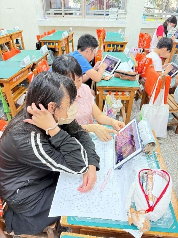 學生互相討論題目，進行組內共學