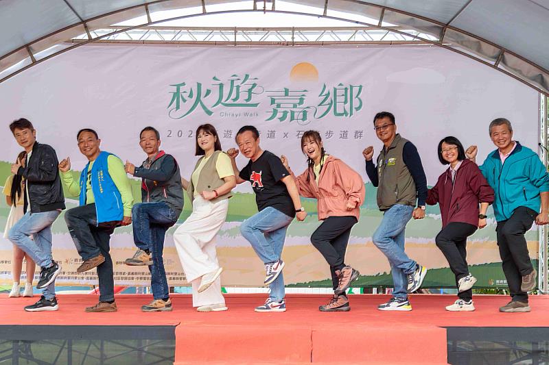 走進秋天最美的嘉鄉步道，千人共遊石棹步道群！