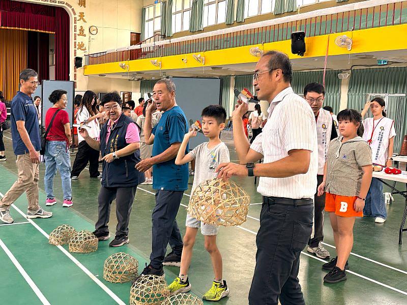 竹運會第四關「GO!放鴿笭去」活動。圖為謝榮哲藝師帶領鹽水區長陳文琪、鹽水國小學童、鹽水國小校長林良駿體驗放鴿笭的情景，共同擴散鹽水在地無形文化資產的亮點。