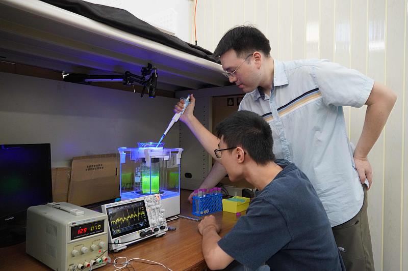 曾修暘指導實驗室學生蕭奕名進行超高速降溫的實驗，並觀察液滴的薄膜與成核沸騰現象，此技術未來可望直接應用於細胞玻璃化保存與生物銀行產業中。