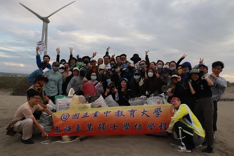 教專學程學生自主前往臺中大安海岸砂丘，實踐永續教育