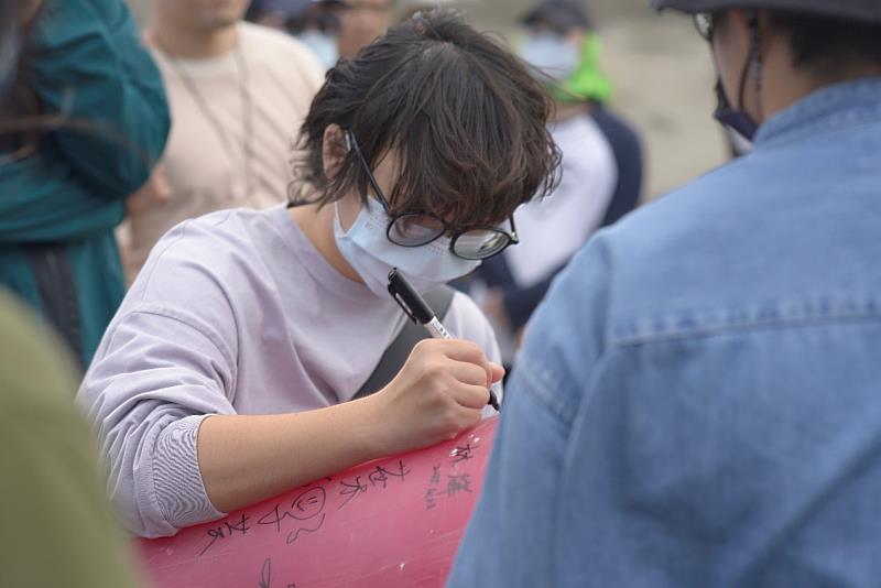 公費碩士師資生在海洋廢棄物上簽名，作為這次旅程的紀錄