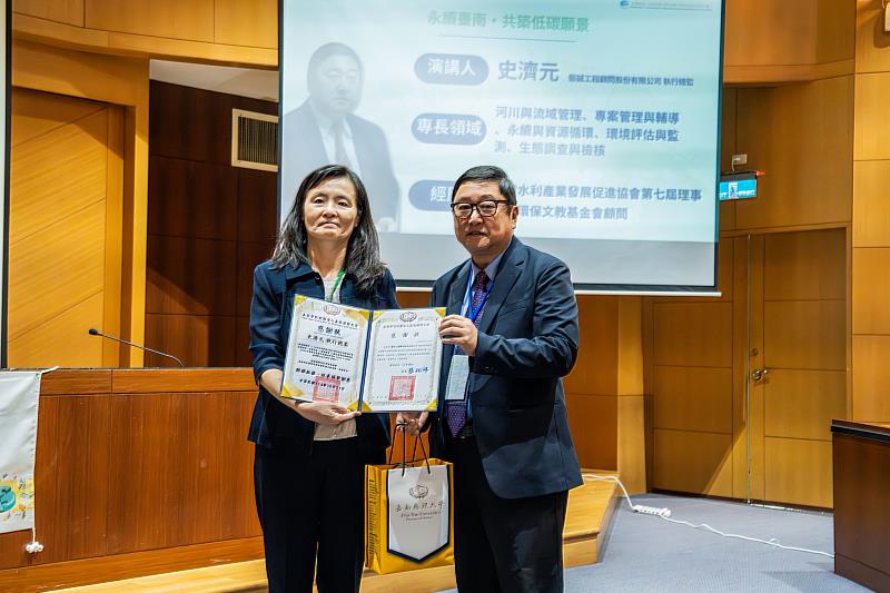 嘉藥副校長劉瑞美(左)代表致贈感謝狀，感謝與會來賓經驗分享
