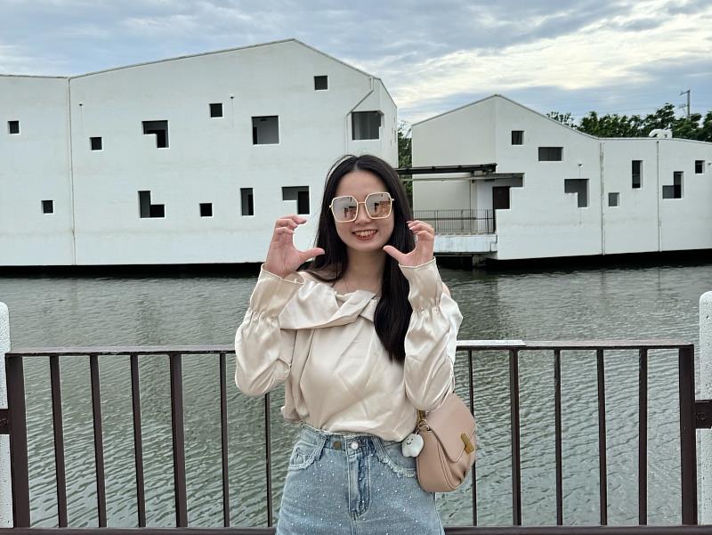 今年才25歲的呂梓妍,轉職到永慶房屋後成為表現亮眼的業務新人代表。