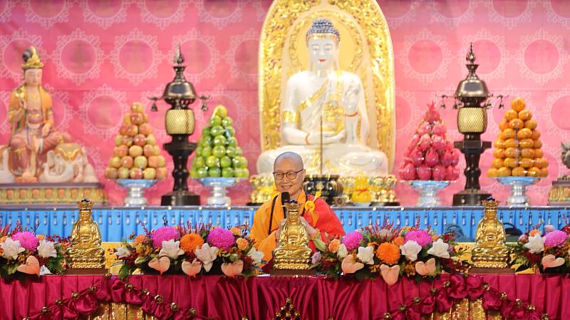 靈鷲山當家常存法師開示中分享將佛法落實日常的親身經驗。（靈鷲山佛教教團提供）