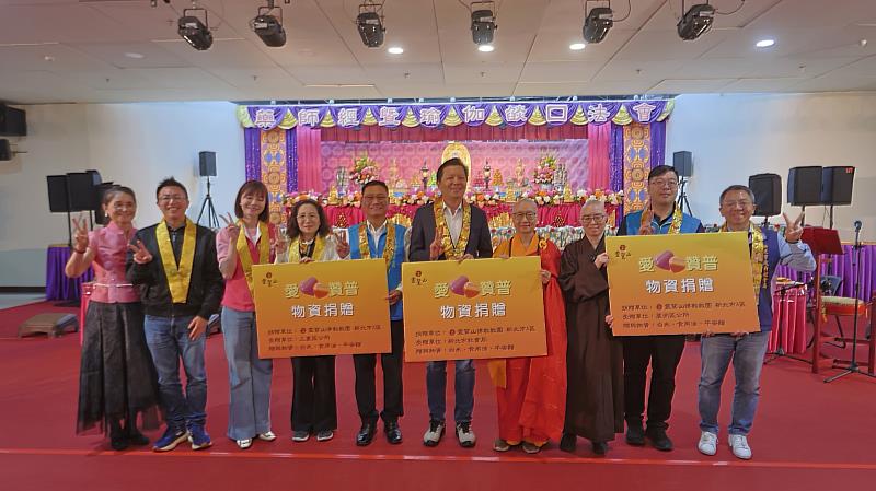 靈鷲山佛教教團捐贈愛心物資，與受贈代表共同合影。（靈鷲山佛教教團提供）