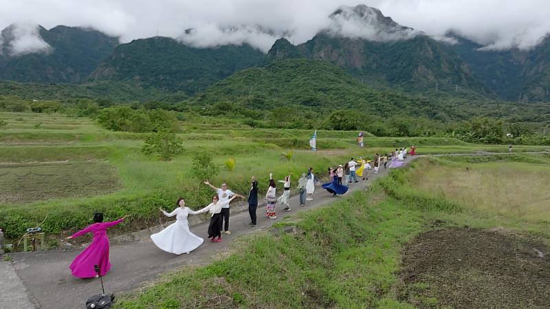「東海岸長濱 liáo 天室」百人蘇菲旋轉共舞山海