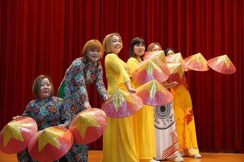 越南表演團隊「家鄉之魂 Hồn Quê」以舞蹈與音樂呈現家鄉故事，展現東南亞文化的深度與魅力。