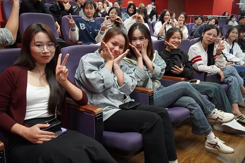 國際專修部學生熱情合影，笑容洋溢，展現青春活力與對新生活的期待，也為校園注入多元文化的溫度。