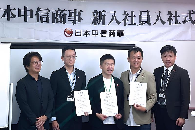 頒發「辭令書」正式宣告學員的「日本職場實境試煉」開始。(圖/中金院提供)