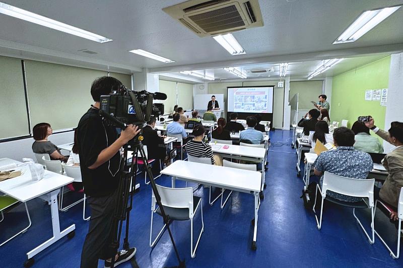 研習成果發表會上各組成員針對豐見城市政府的地方創生策略以及「GW2050計畫」,分別進行創新提案。圖為第三組學員提案「豐見城瀨長島-人潮逆轉術」的發表情形。(圖/中金院提供)