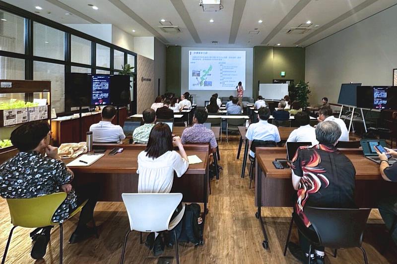 學員們拜訪沖繩銀行，了解地方銀行如何支撐整個沖繩經濟體，從觀光、企業貸款到 ESG 實踐。（圖/中金院提供）